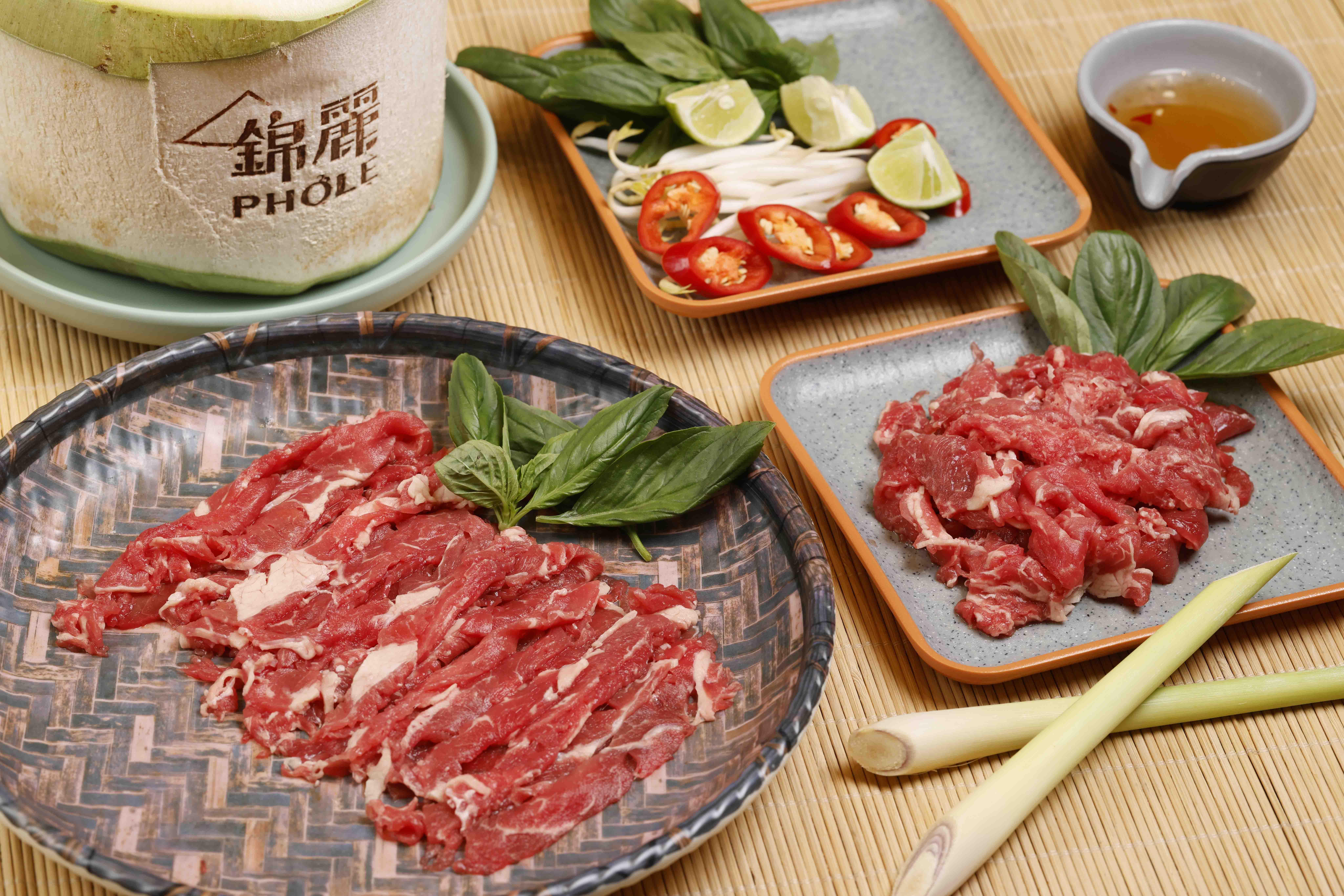 店家嚴選穀飼肉眼,在近乎常溫的軟嫩狀態下切割,小批量現切,即點即製, 達致手切牛肉效果。