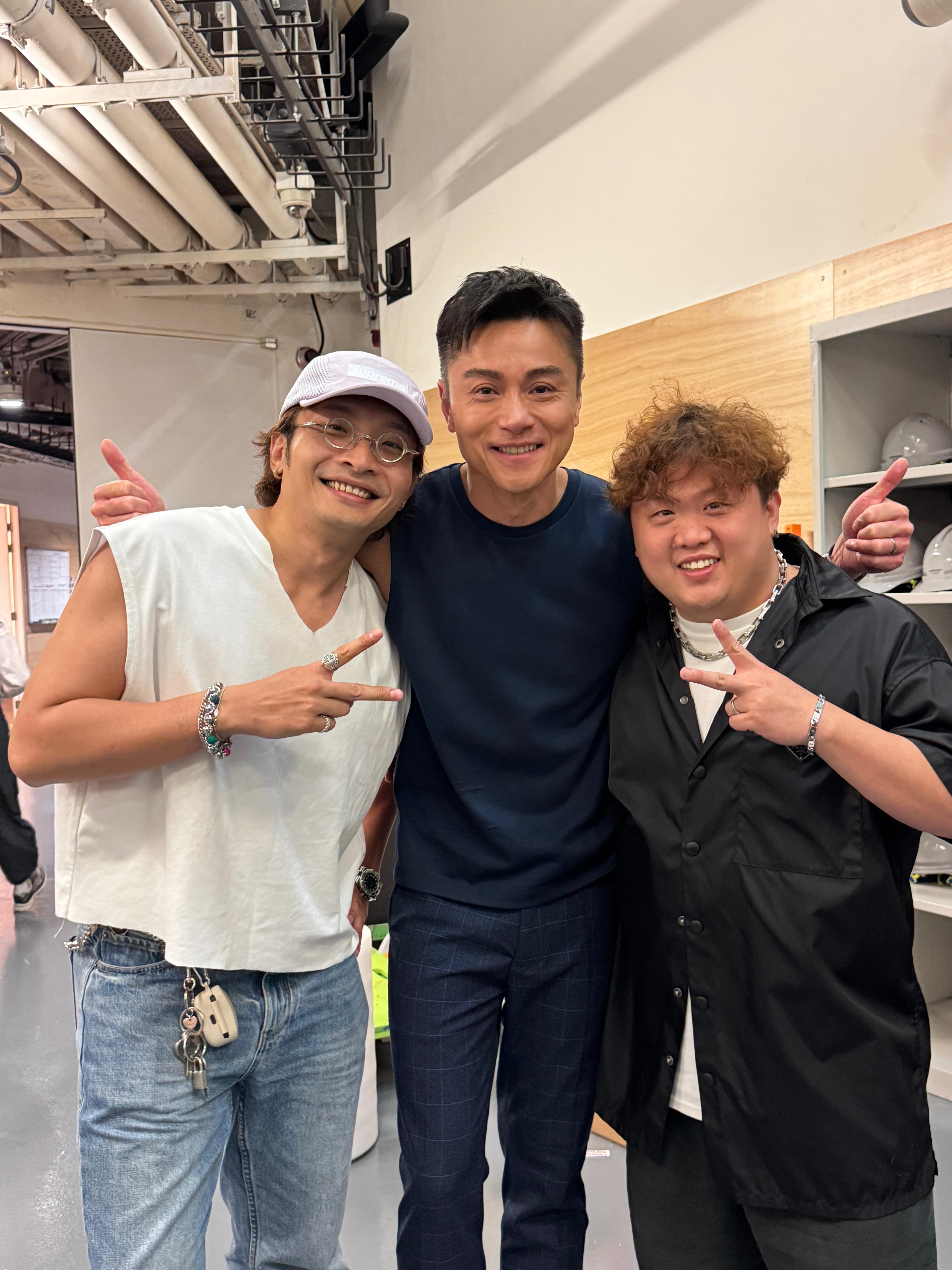 何啟華和肥仔大讚黃浩然的歌舞演出。