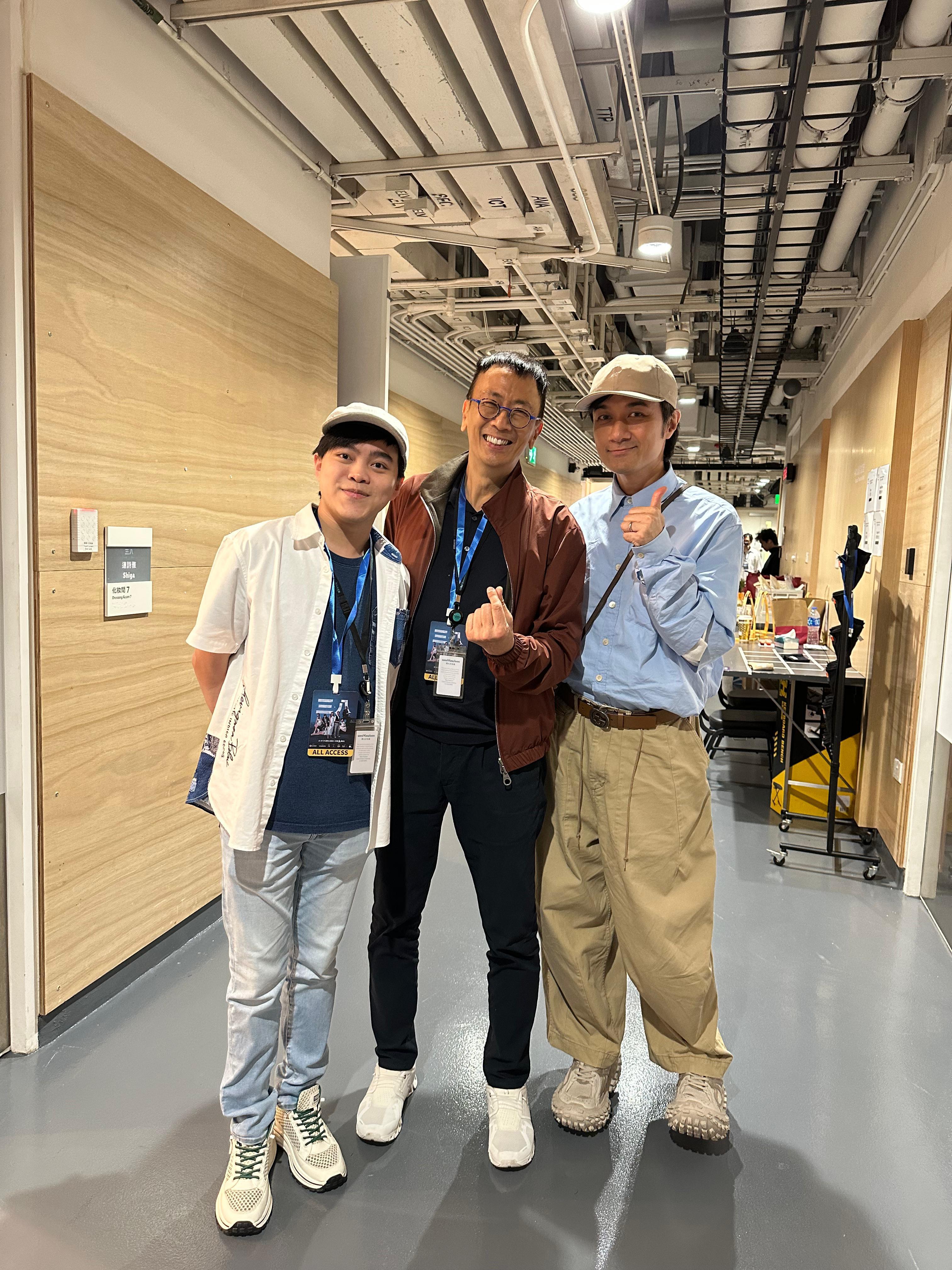古巨基亦有捧場,與鄭丹瑞和陳恩碩合照。