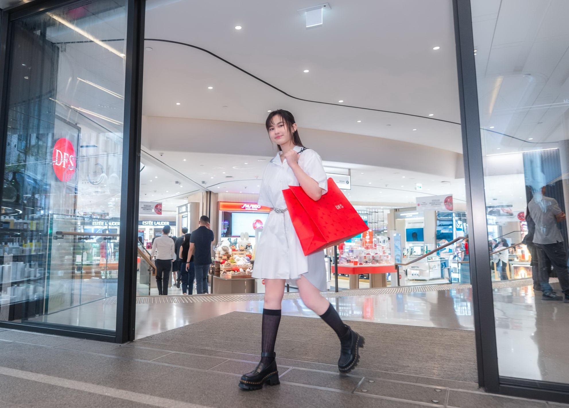 Dale一改搖滾帥氣形象,以一身純白仙氣造型示人