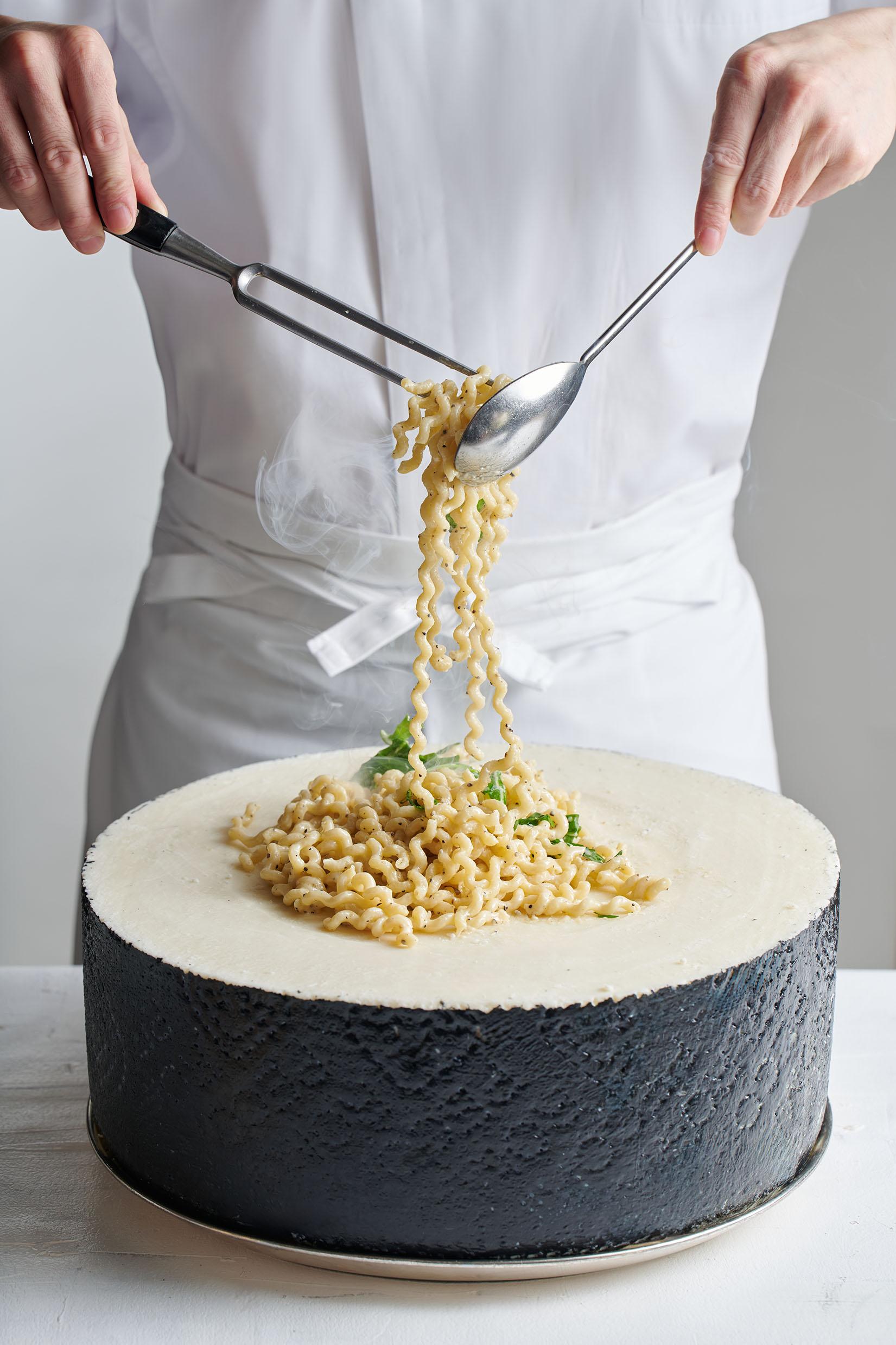 席前烹調芝士巨輪拌扭紋長通粉