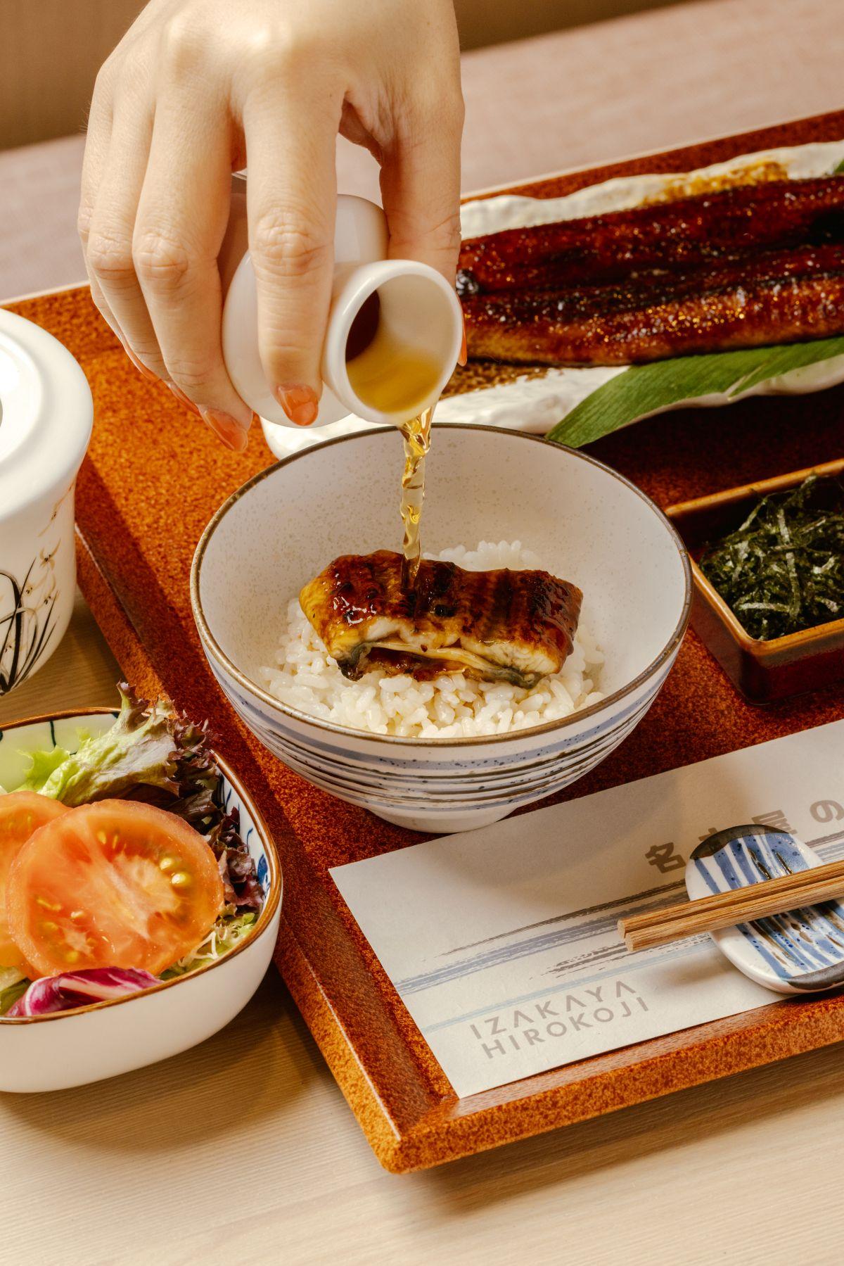 第二食搭配海苔絲、芥辣、大葉絲及梅乾,增添風味。