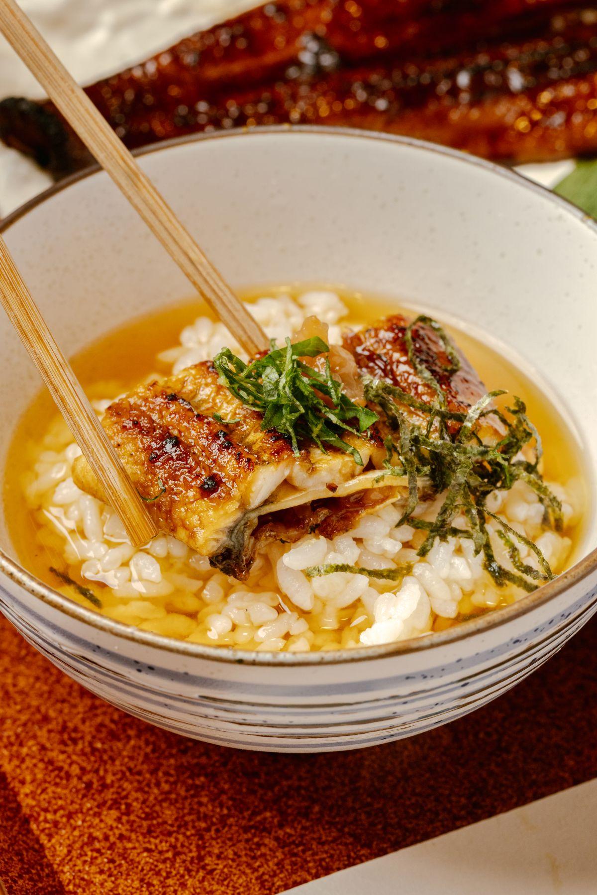 第三食淋上鮮味鰹魚湯,配白飯成為鰻魚茶漬飯。