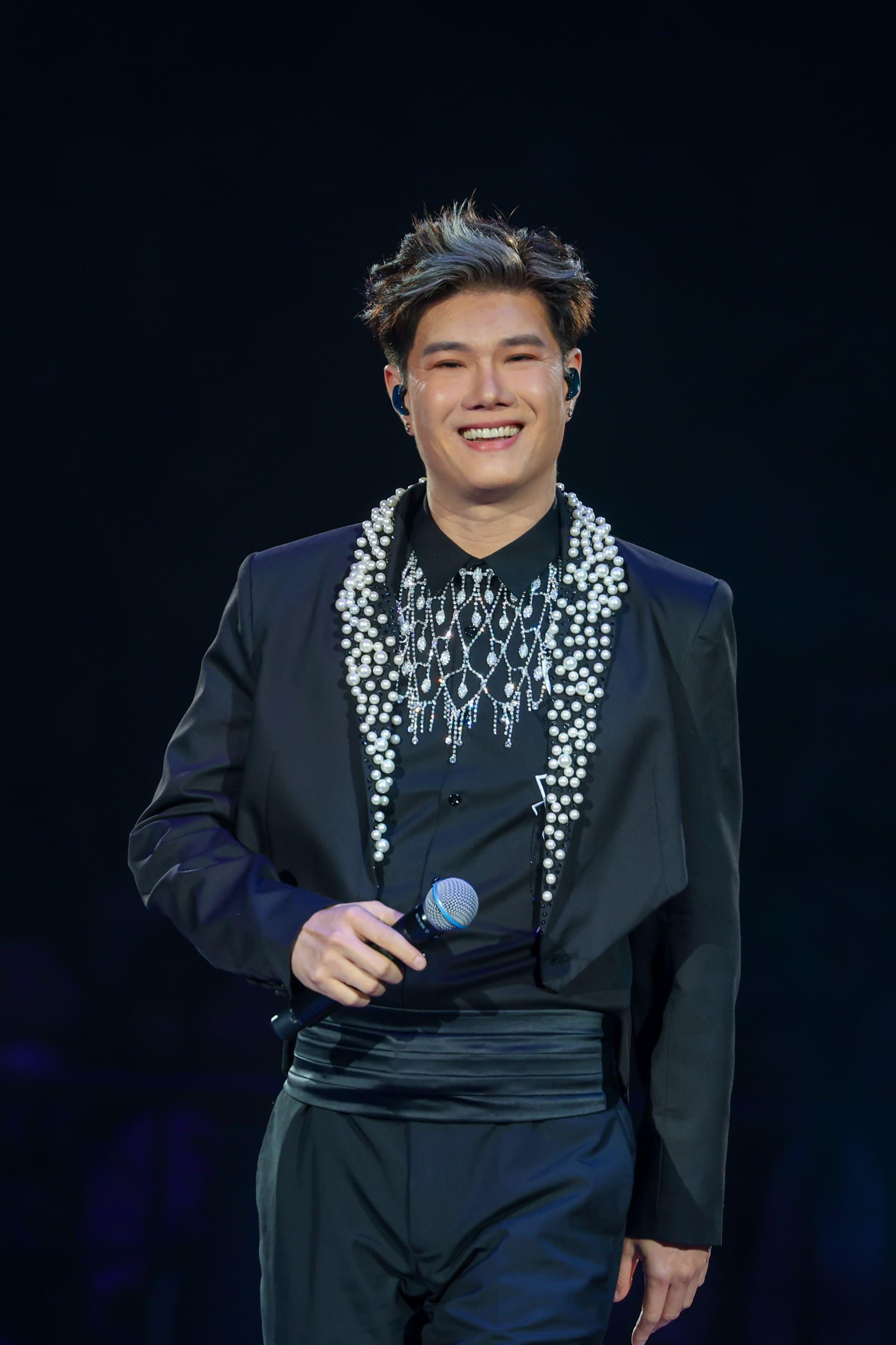 張與辰先出場唱《決戰前夕》。