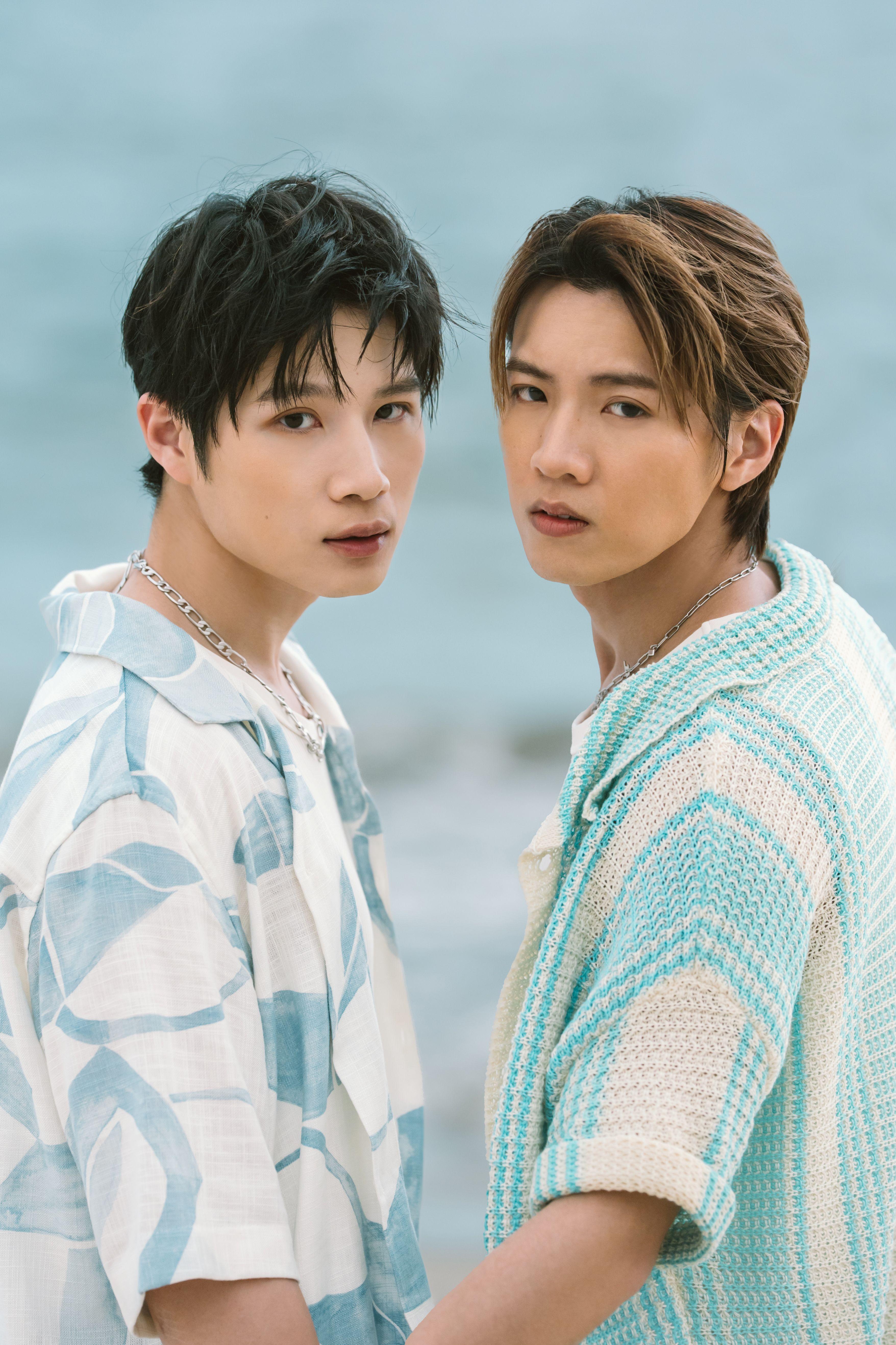 力臻與Michael C在沙灘取景拍《做好戀愛的覺悟》MV。