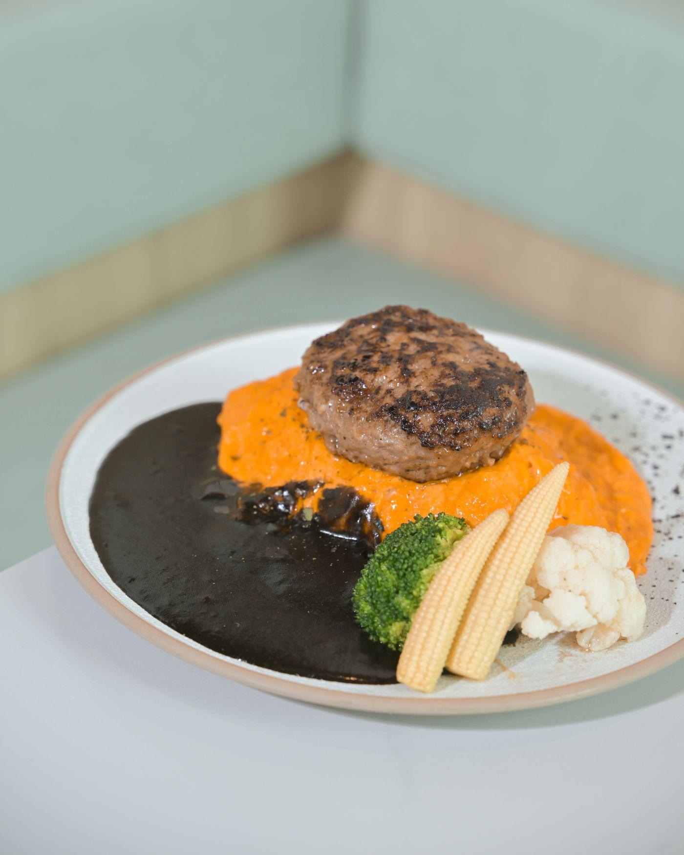 日本宮崎和牛漢堡扒配黑咖哩蛋包飯