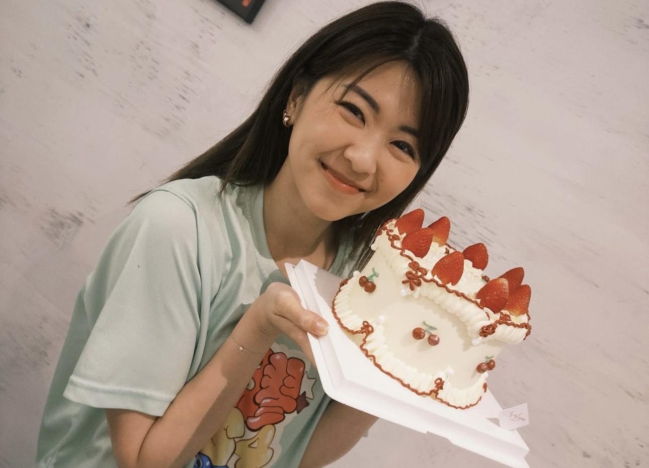 昨日是Hillary的34歲生日 ,幾位膠友為她送上生日驚喜。