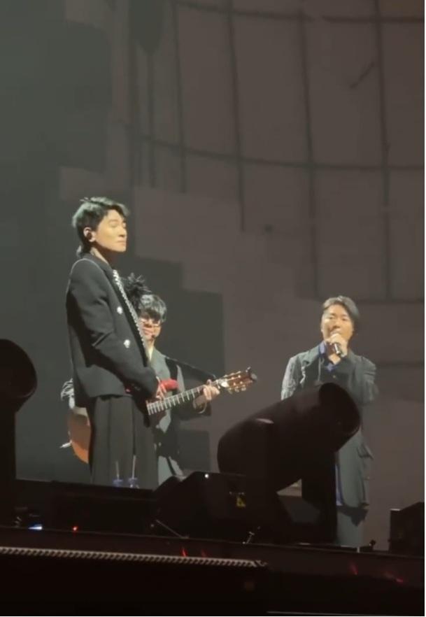 兩人在陳光榮伴奏下,合唱《友情歲月》。