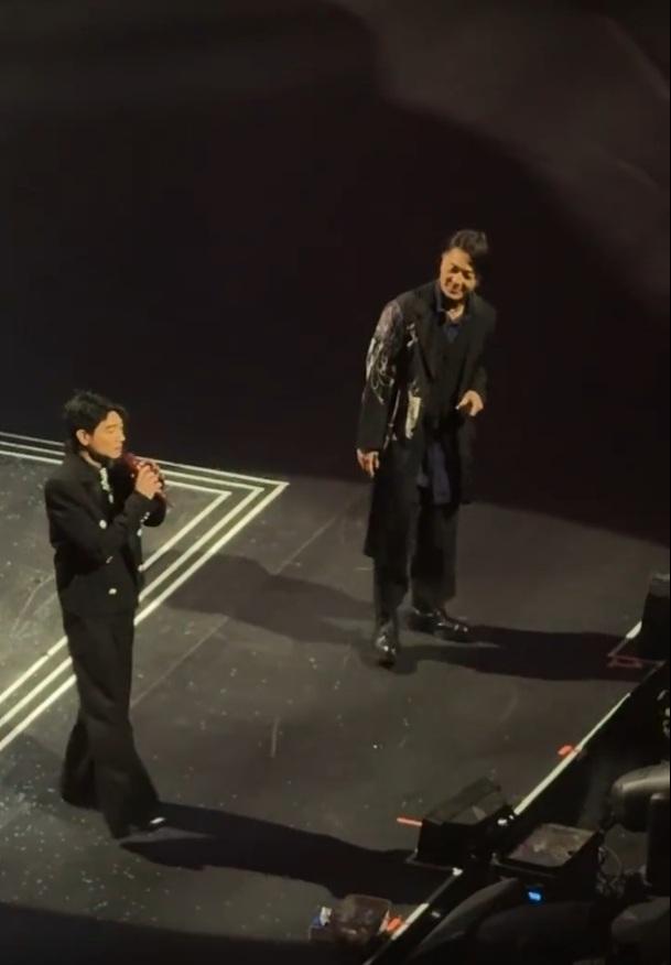 鄭伊健出場,與陳小春合唱《一起衝一起闖》。