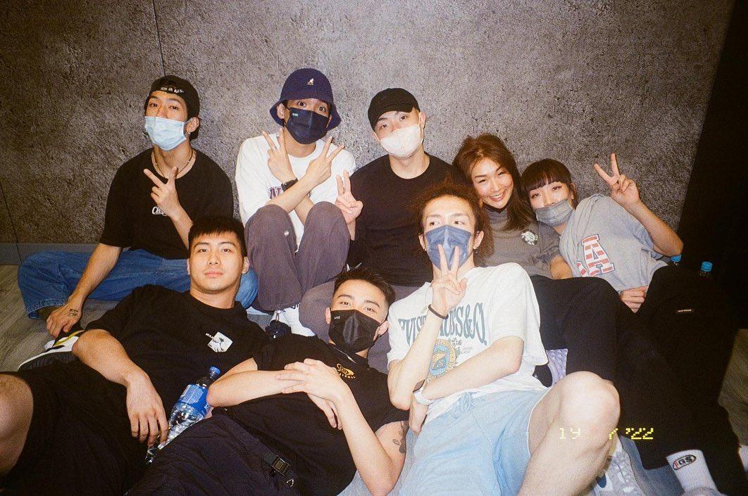 當時一班舞蹈員,促交代真相,誰人。