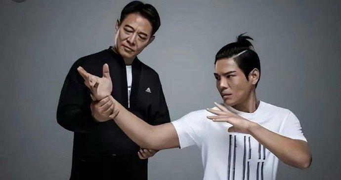 李連杰稱,教向佐至陽至剛少林拳,對方卻像練了葵花寶典。