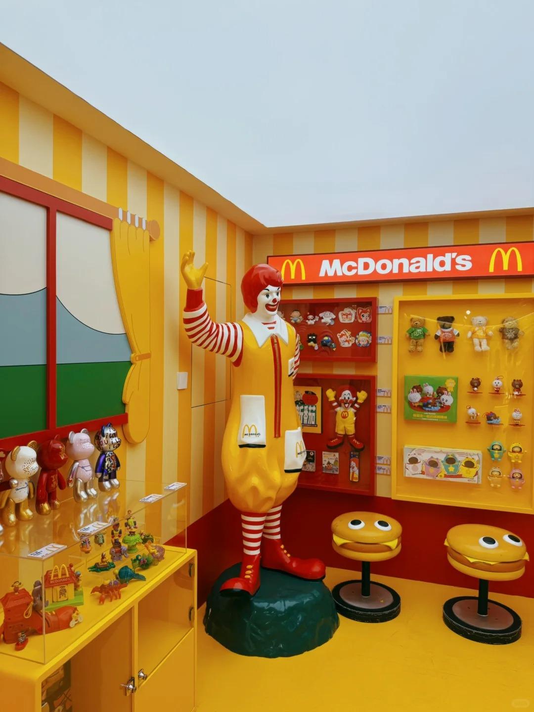 展示初代麥當勞玩具及麥當勞叔叔雕像。(小紅書圖片)