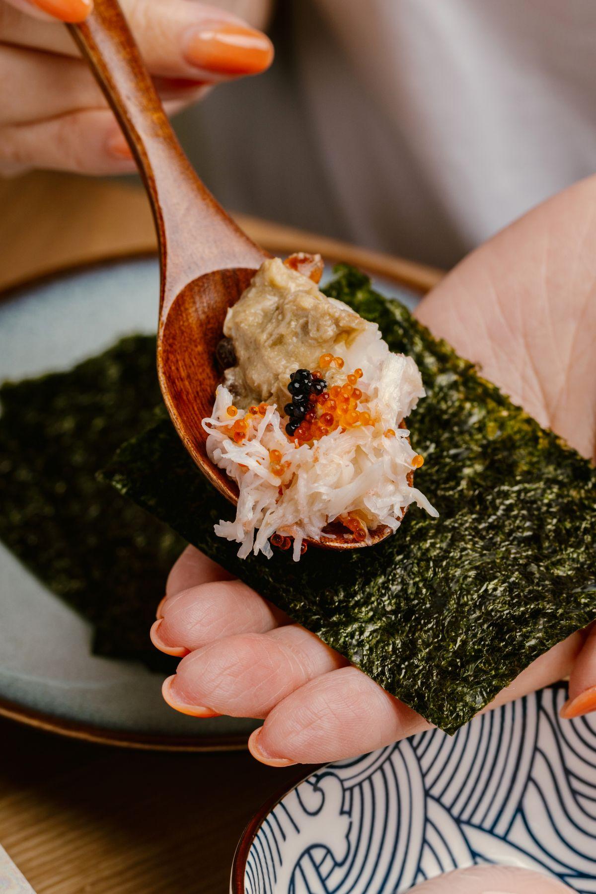極上松葉蟹丼附上紫菜包著蟹肉、蟹膏、和蟹子同吃。