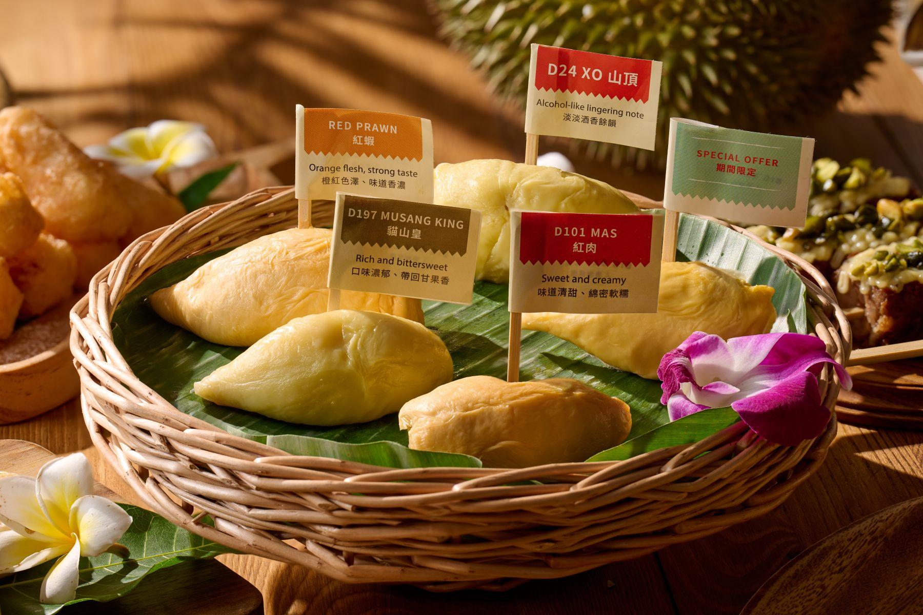 每位成人在自助晚餐時段可獲贈榴槤嘗味拼盤一份,星期一至四可享三款當日精選榴槤;星期五至日可享四款榴槤。