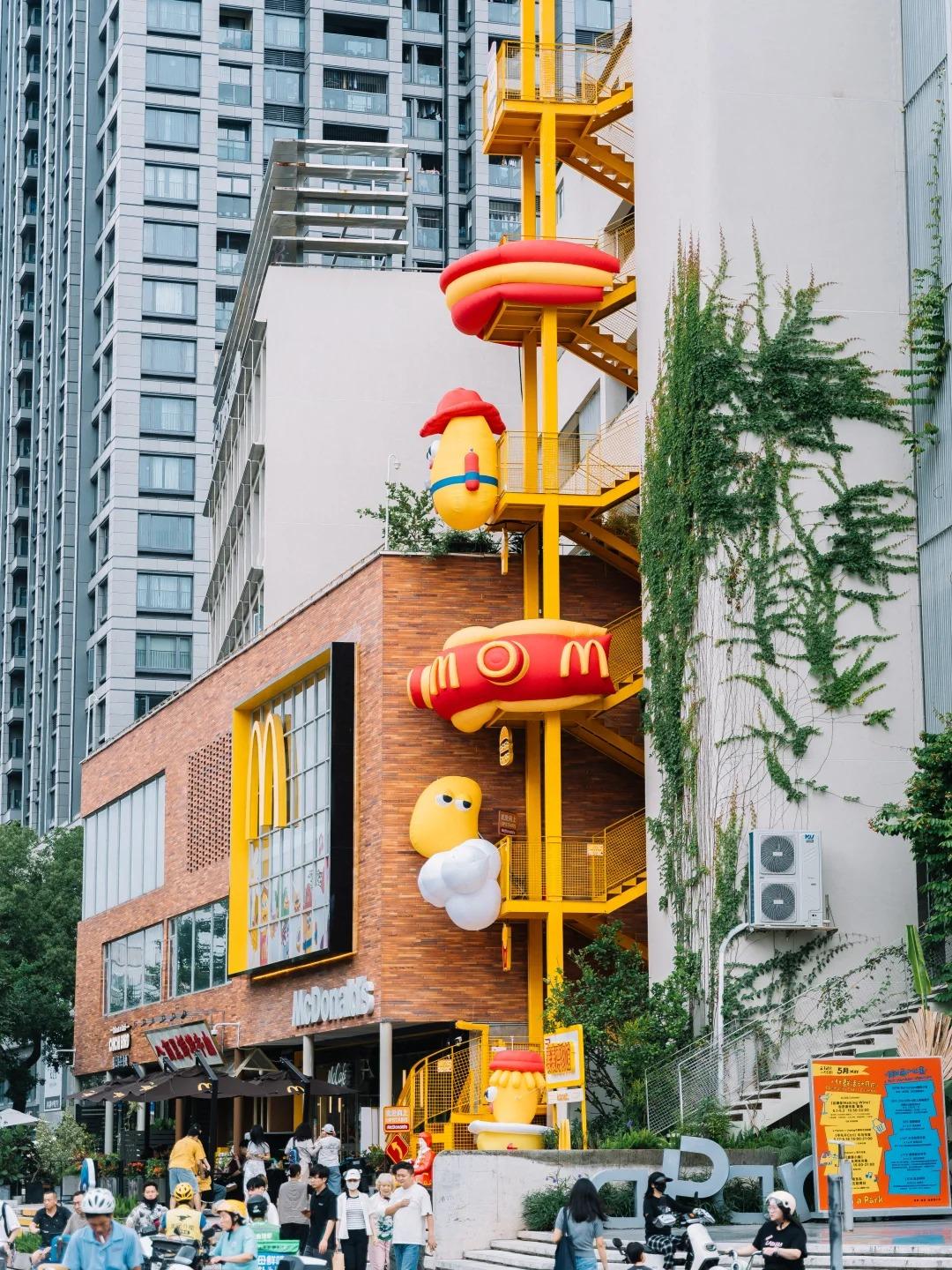 門口5層樓高的旋轉樓梯打卡位(小紅書圖片)