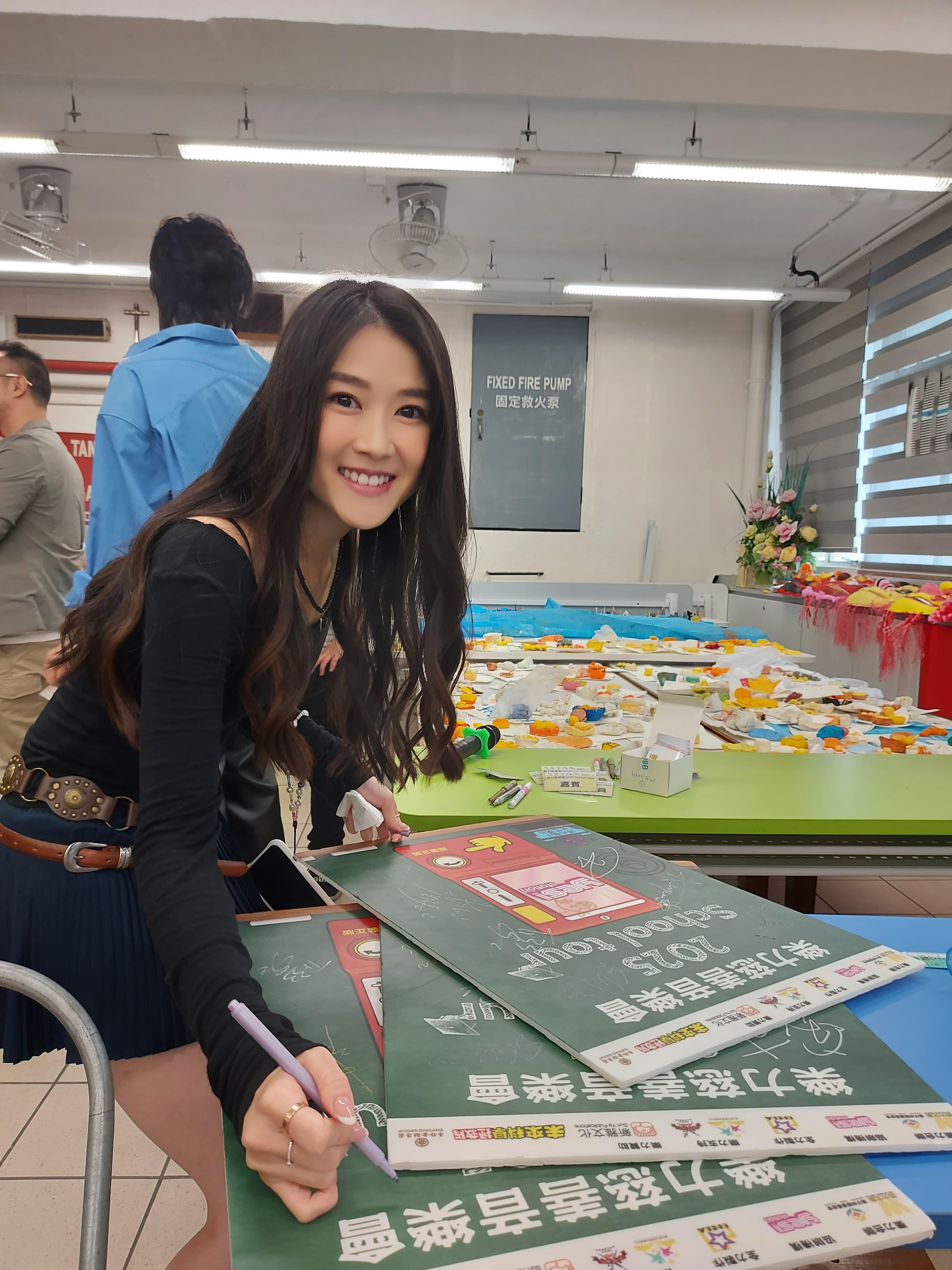 Sherman非常識得𠱁學生,又唱歌又大派YES! Card。