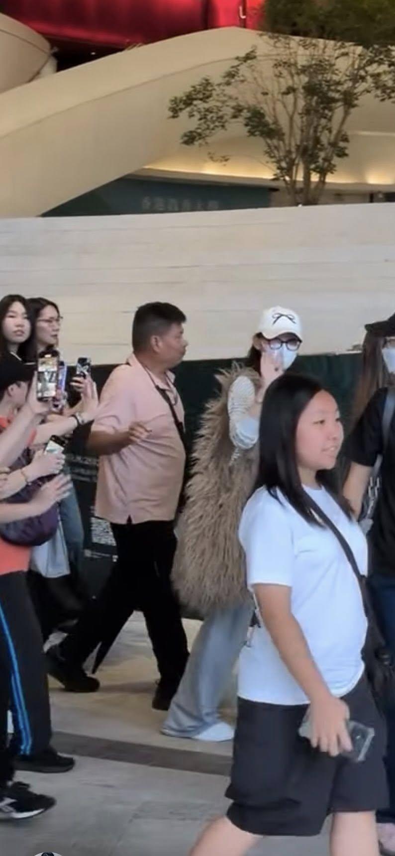 被認出的Gigi,禮貌揮手與fans打招呼。