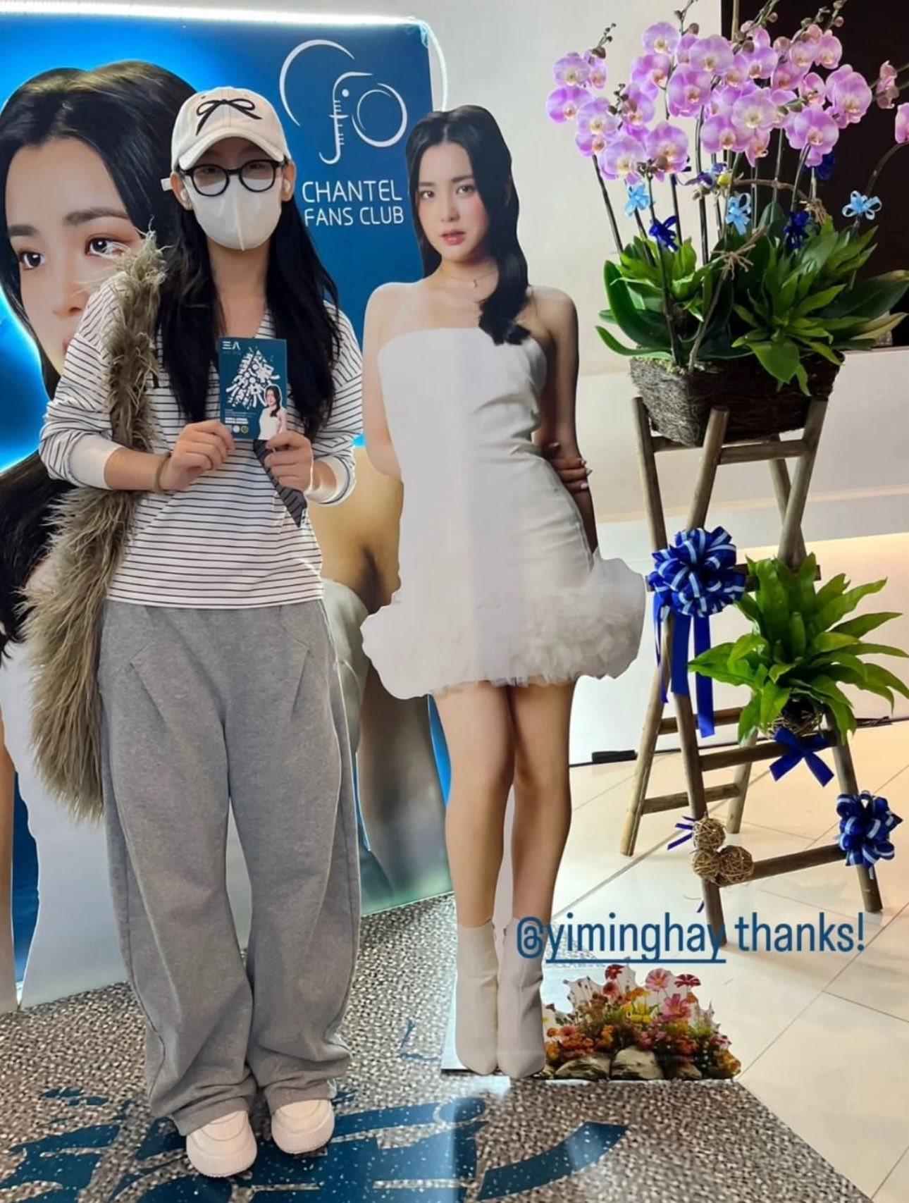 Gigi於《三•八》的布景板前打卡。