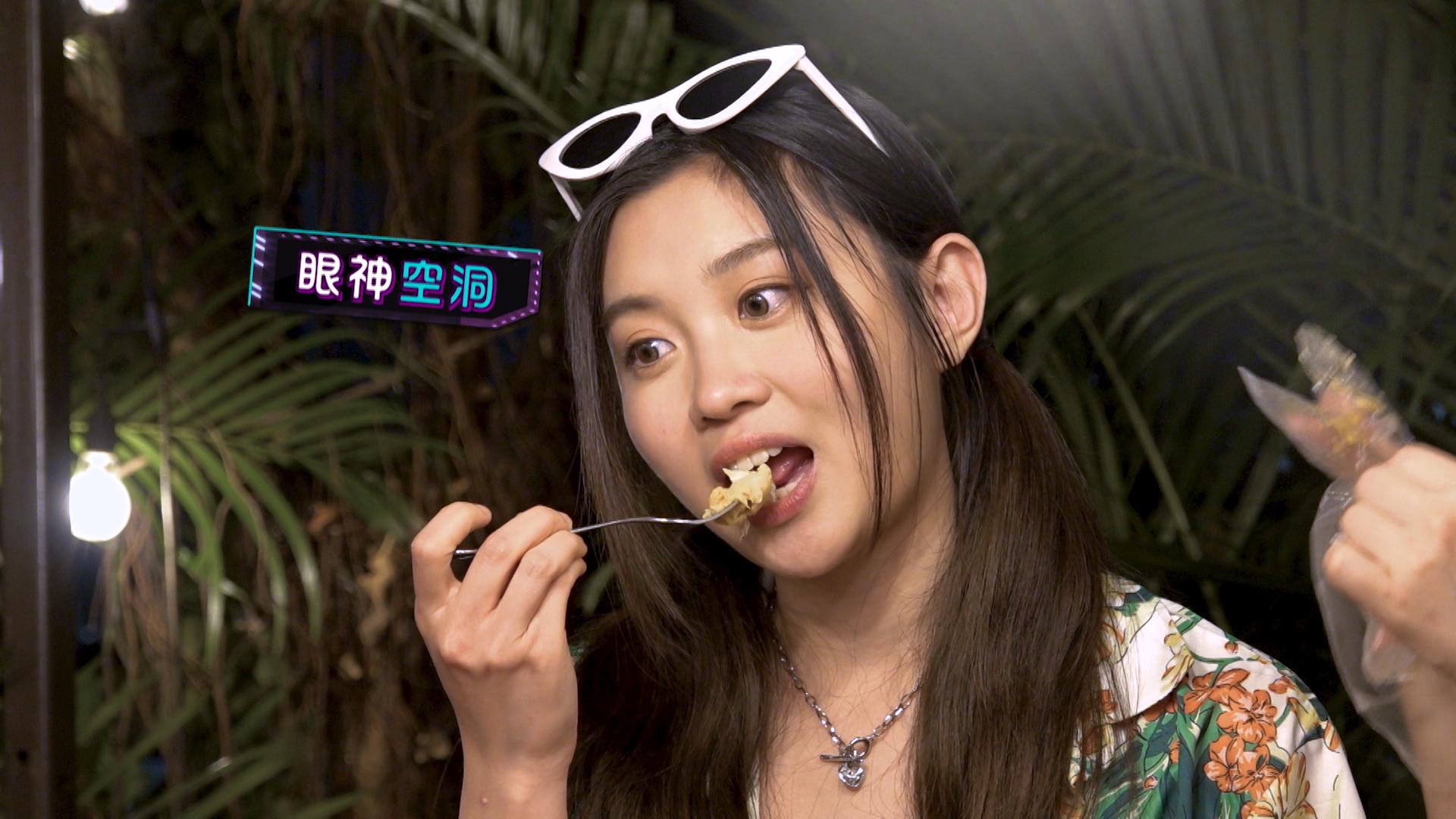 為了得到隊友的好評,本身不吃榴槤的Candy索性豁出去大口地吃。