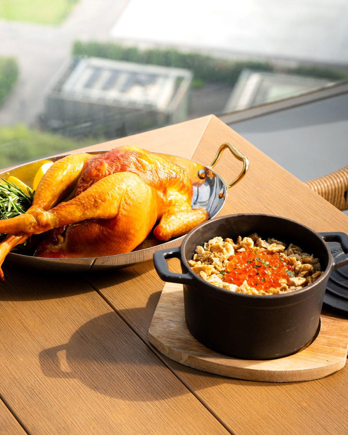 烤三黃雞(全隻)配脆雞皮三文魚子飯