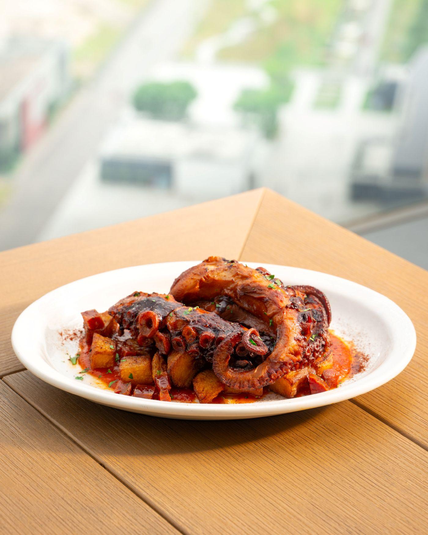 烤八爪魚配辣肉腸薯粒