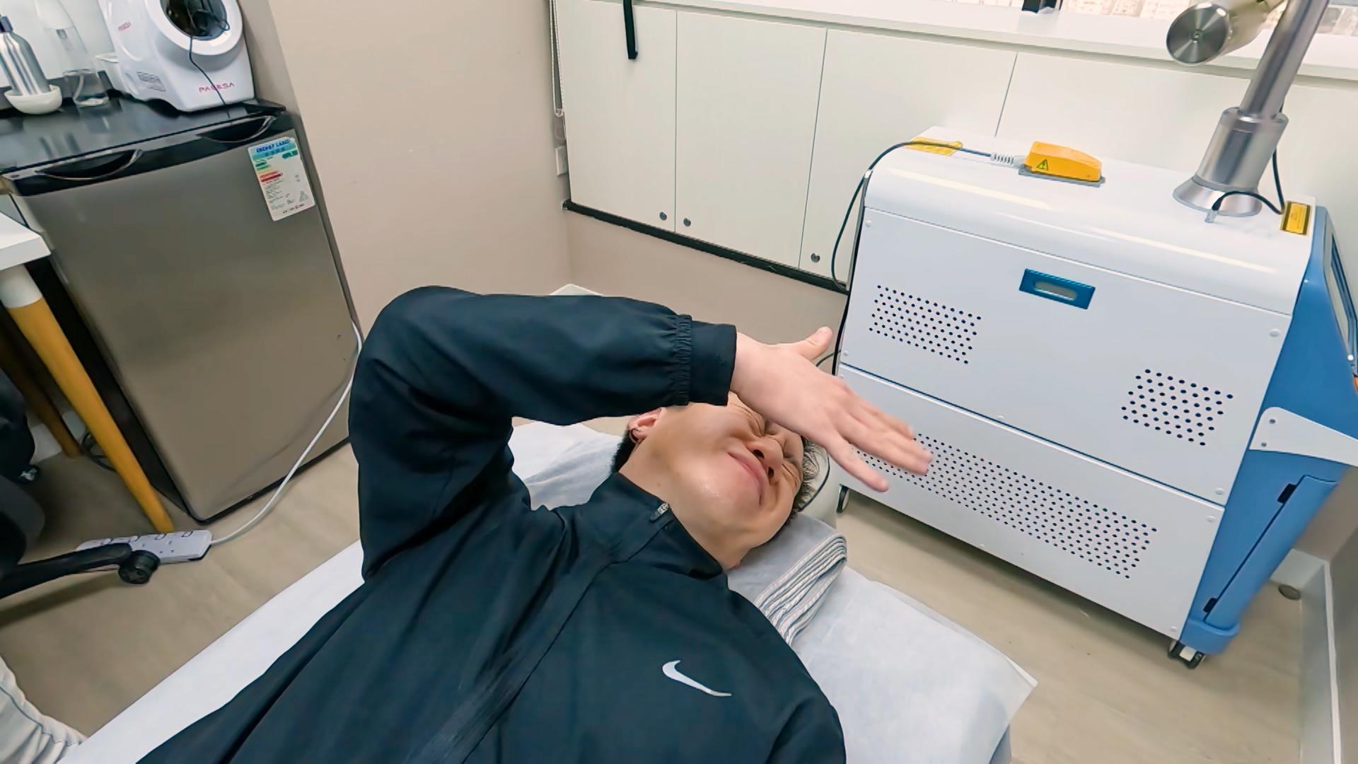 田曜誠(Tsoul)接受中醫師放血治療,痛苦難耐。