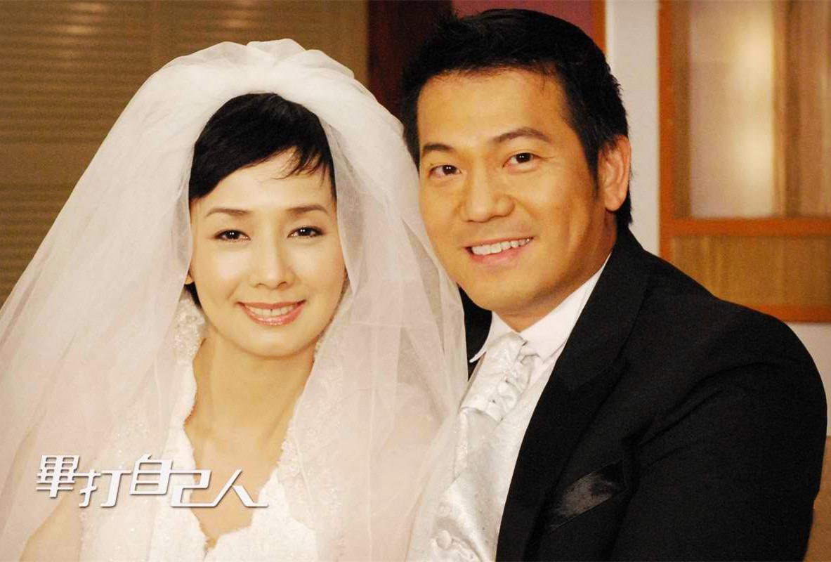 殷賞(毛舜筠 飾)在閆汝大(歐錦棠 飾)和社長余家昇(黎耀祥 飾)之間徘徊的三角戀,引起了劇迷廣泛討論。汝是賞的前夫,失蹤十多年後突然回港,兩人關係欲斷難斷;而昇是雜誌社新社長,起初常與賞因工作而起爭執,後來慢慢日久生情。(圖片來源:官方劇照、影片截圖)