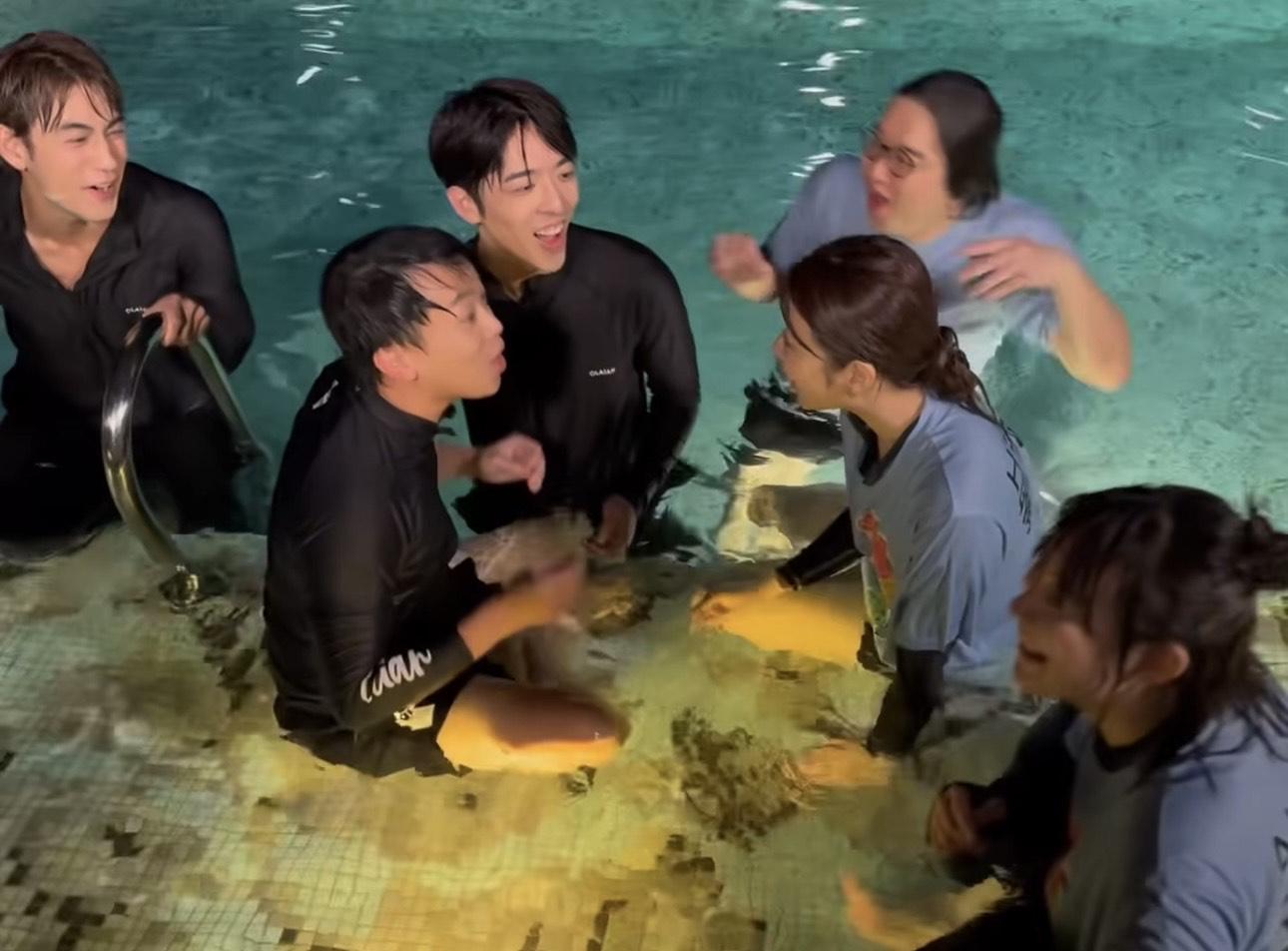 眾人大唱生日歌,Hillary感動落淚。