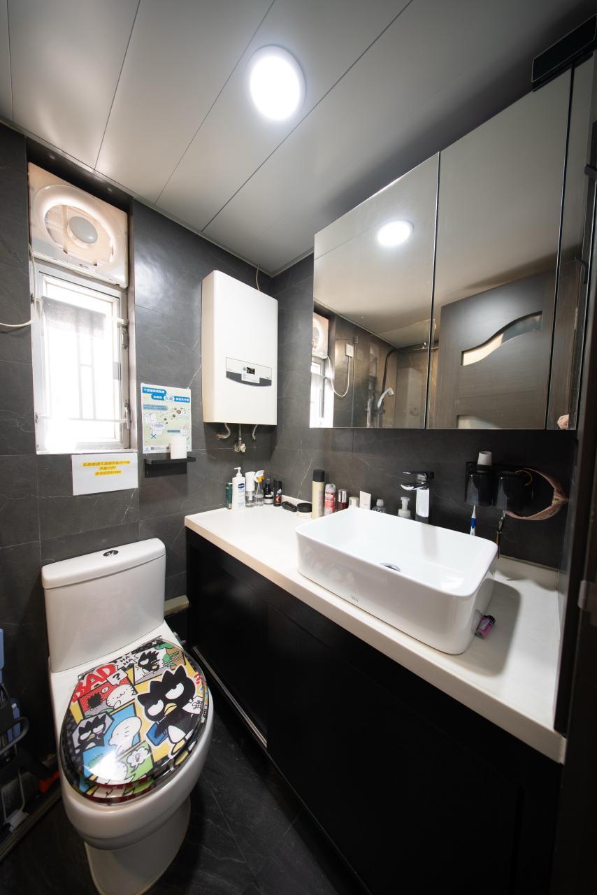 深灰色的浴室為光廁,通爽又易打理。