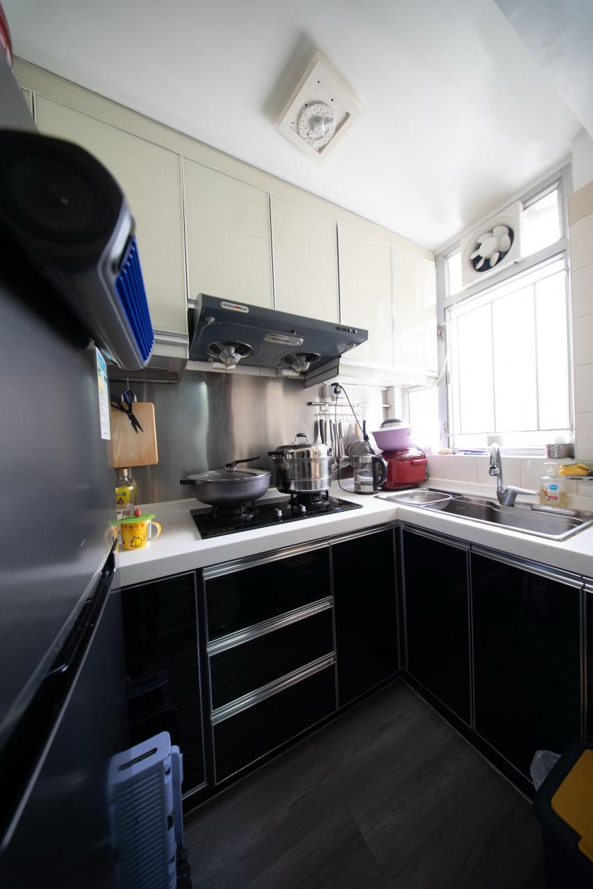 廚房亦以深色為主調,全屋裝修設計統一。