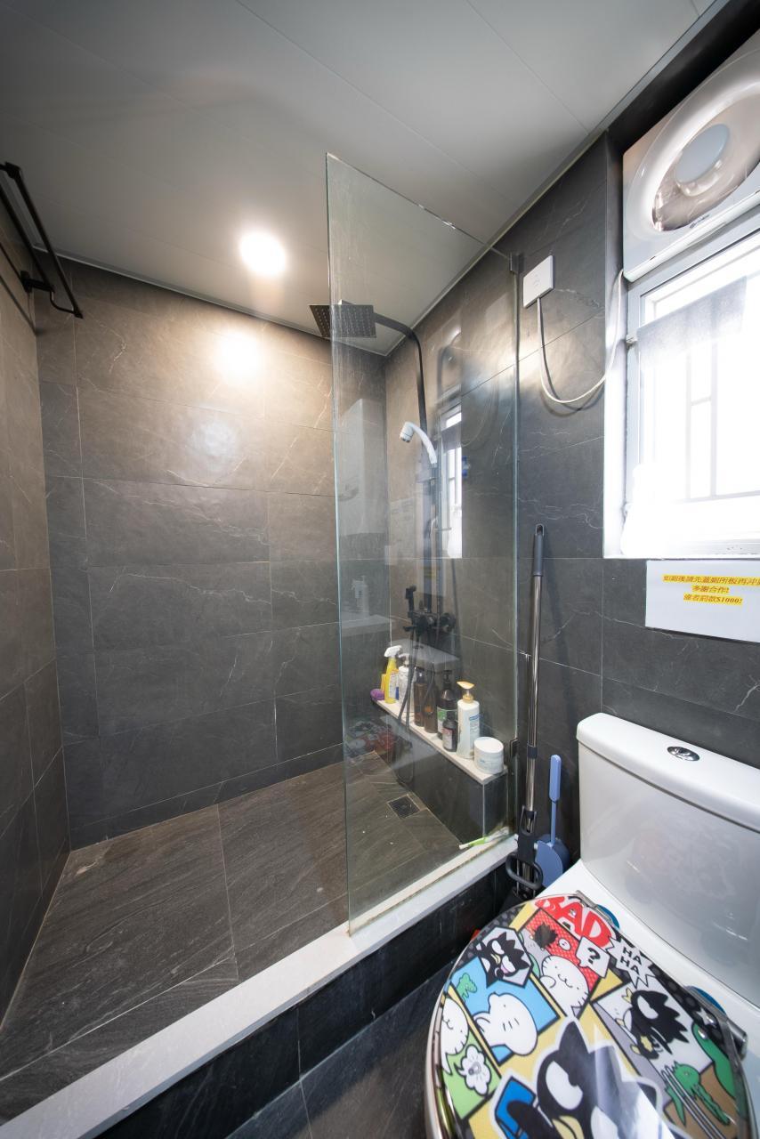 企缸浴室設計簡單實用。