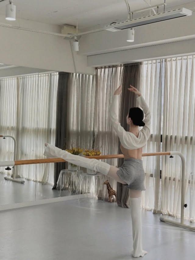 秀智纖細的腰肢和結實的背肌,令人驚豔。