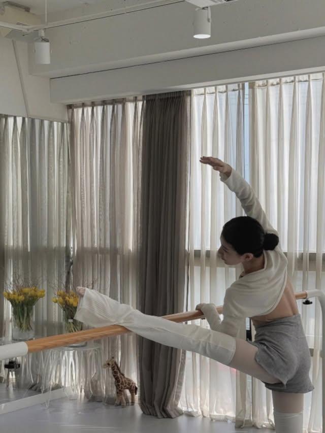 秀智背影展現出意想不到的美麗力量。