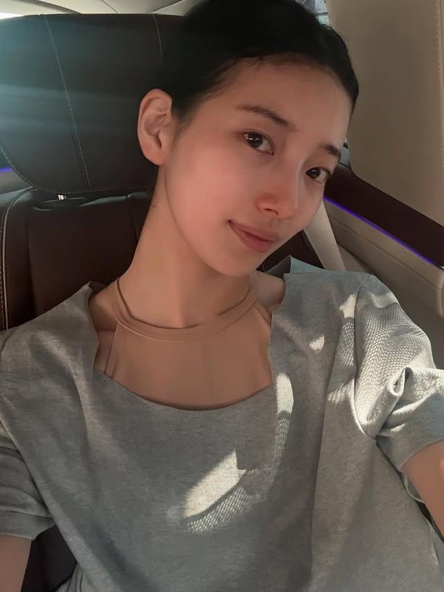 素顏上鏡的秀智,皮膚管理得極佳。