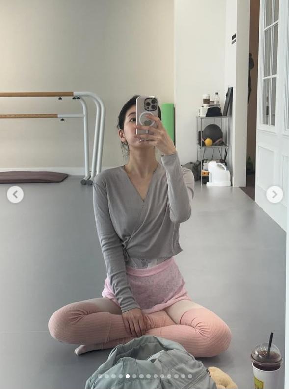 秀智上載練習芭蕾舞的美照。