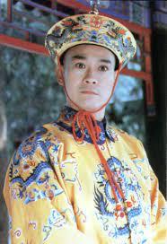 秋官演出《戲說乾隆》時亦有穿上龍袍造型登場,角色至今也深入民心。