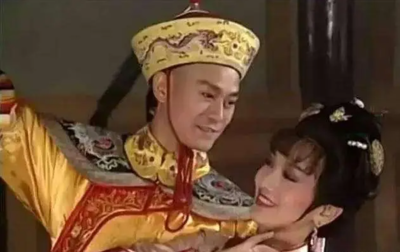 秋官演出《戲說乾隆》時亦有穿上龍袍造型登場,角色至今也深入民心。