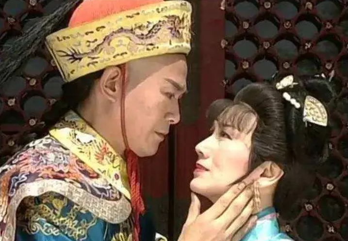 秋官演出《戲說乾隆》時亦有穿上龍袍造型登場,角色至今也深入民心。