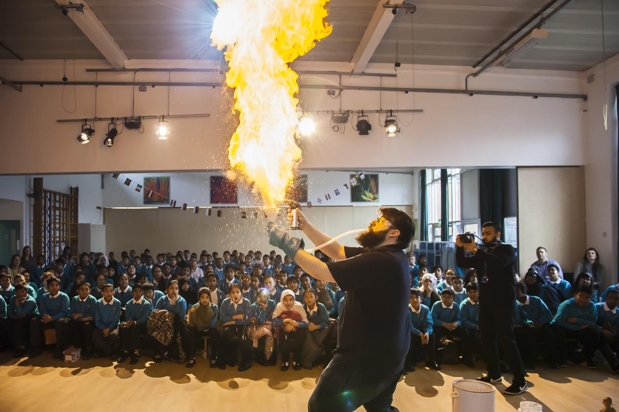 小朋友們會在科學劇場中, 認識到從煙花到太空任務的發展過程,理解 火的形成,以及控制火的秘密