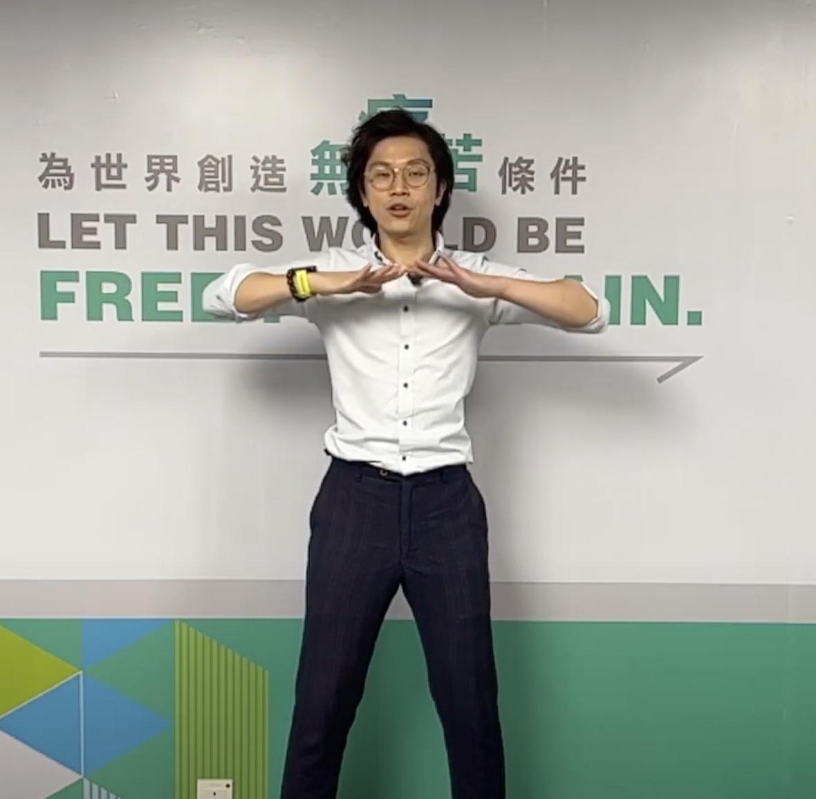 第三步:雙掌一翻,掌背朝天,繼而再翻,雙掌掌心再次朝天。進行雙掌兩翻時,雙手一直向上拉直,直至最盡。