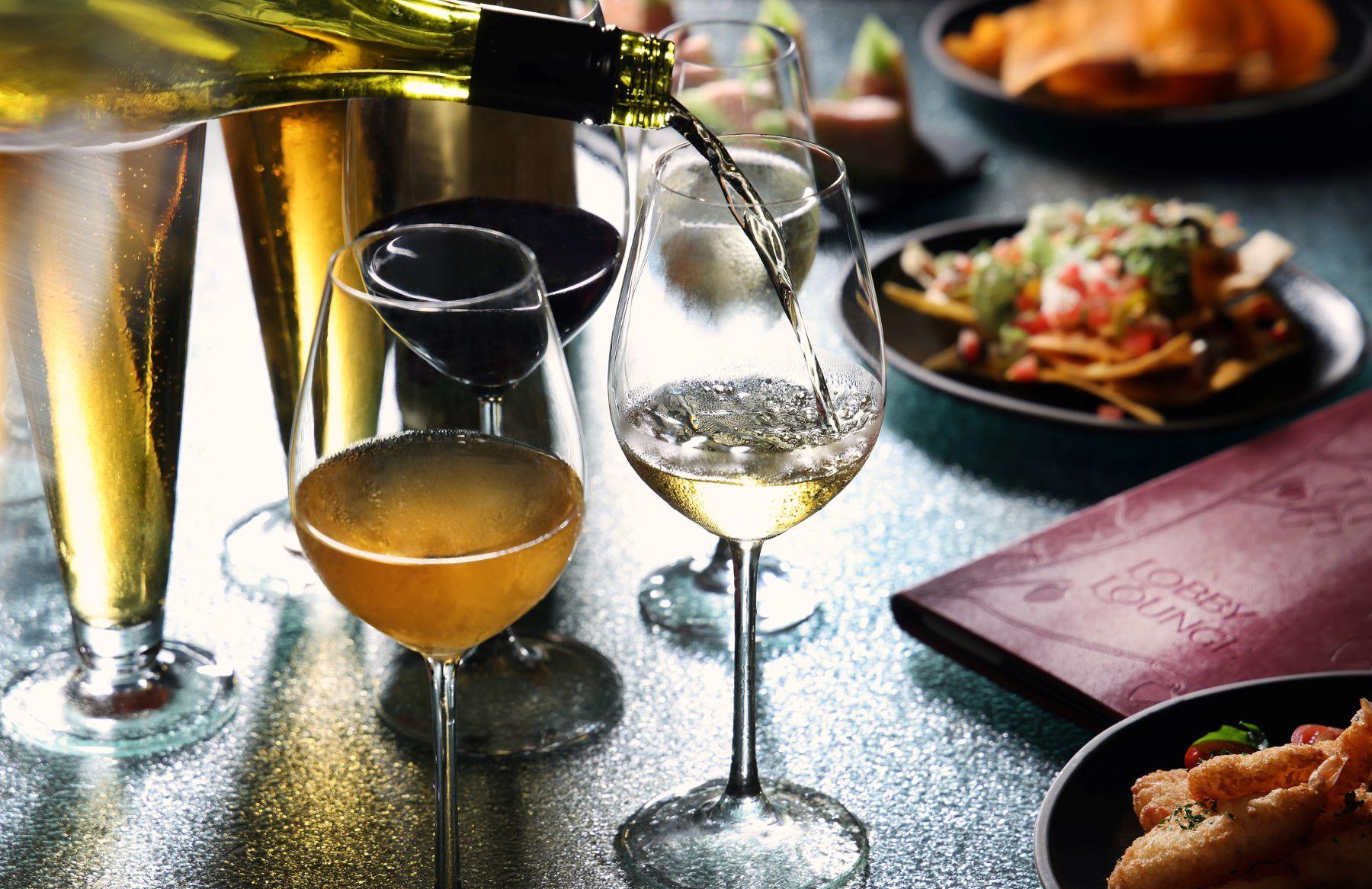 客人另加$198就可無限暢飲氣泡酒、紅白酒、果汁及汽水。