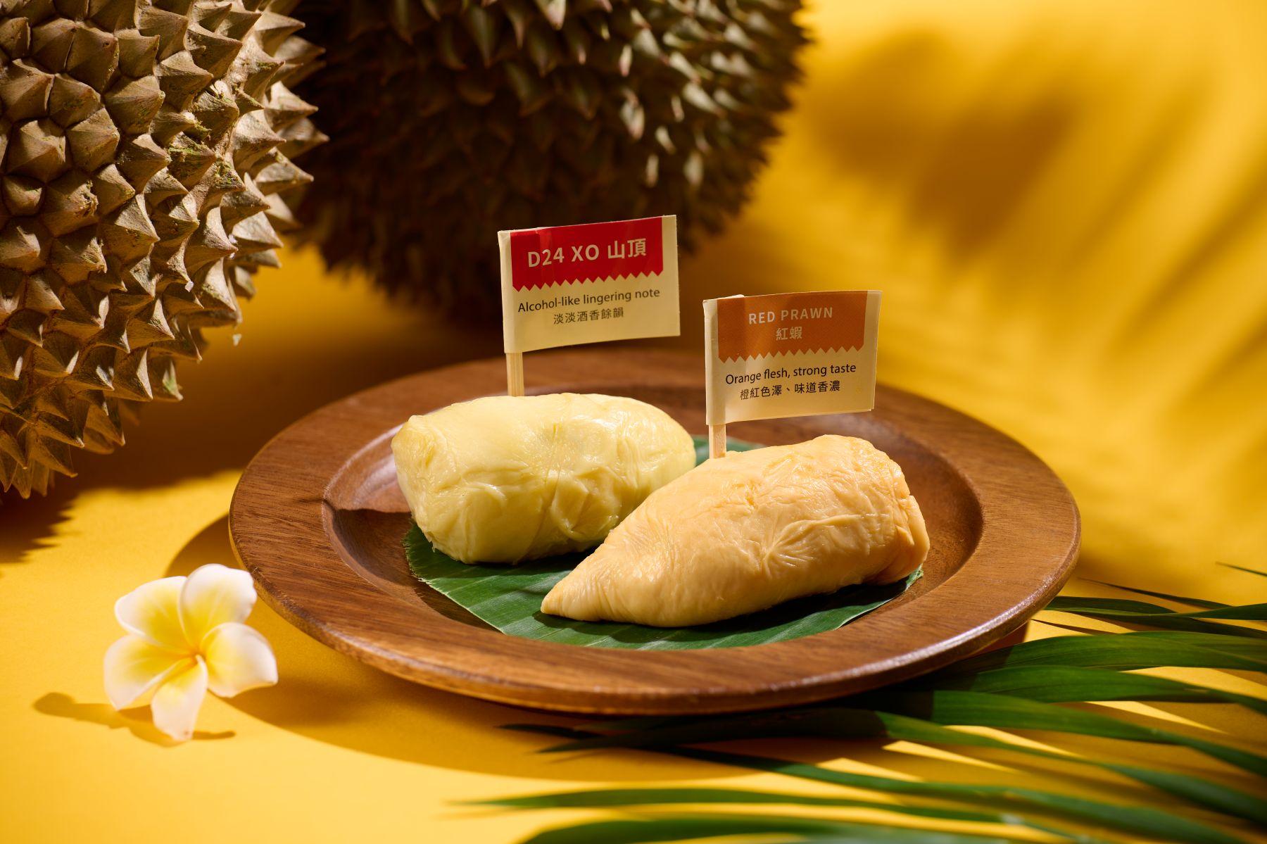 每位成人享用下午茶更可獲贈精選榴槤兩件,款式會輪流轉換。