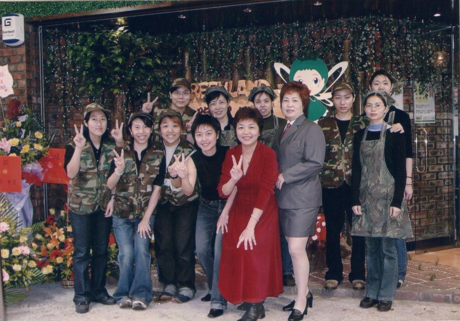 綠野仙踪高峰期全港共有七間分店,管理200多名員工。(被訪者提供照片)