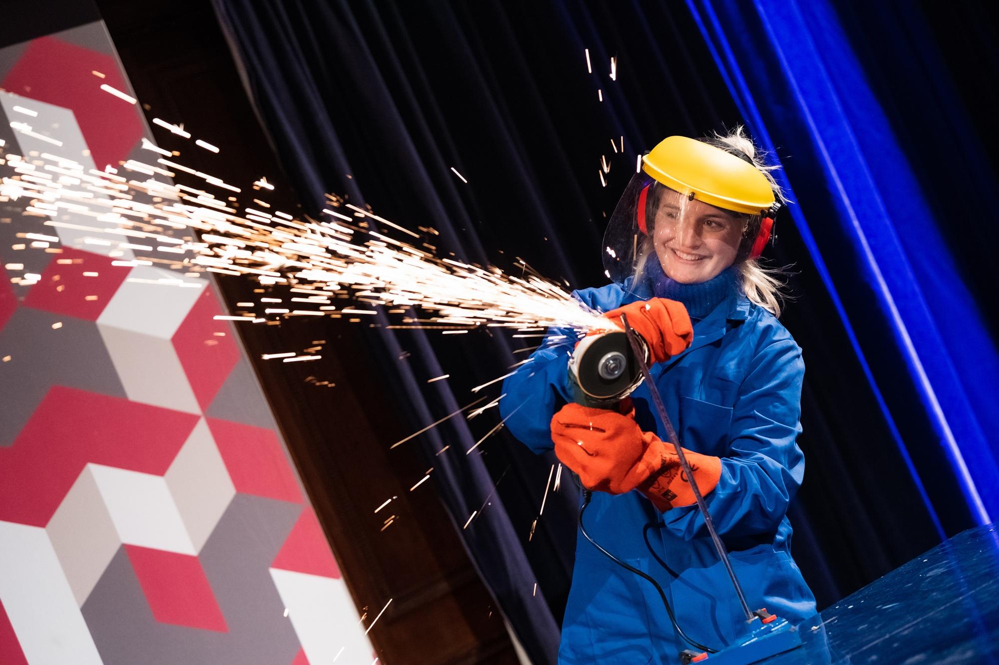 透過一系列氣球爆破、火花和火焰躍動的有 趣表演,探索能量的不同儲存和移動方式, 了解能量的來源和去向。