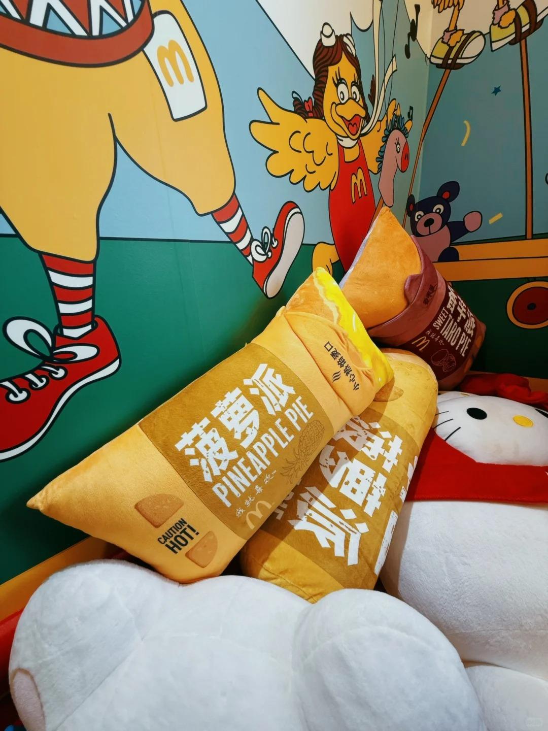 放大版菠蘿派攬枕。(小紅書圖片)