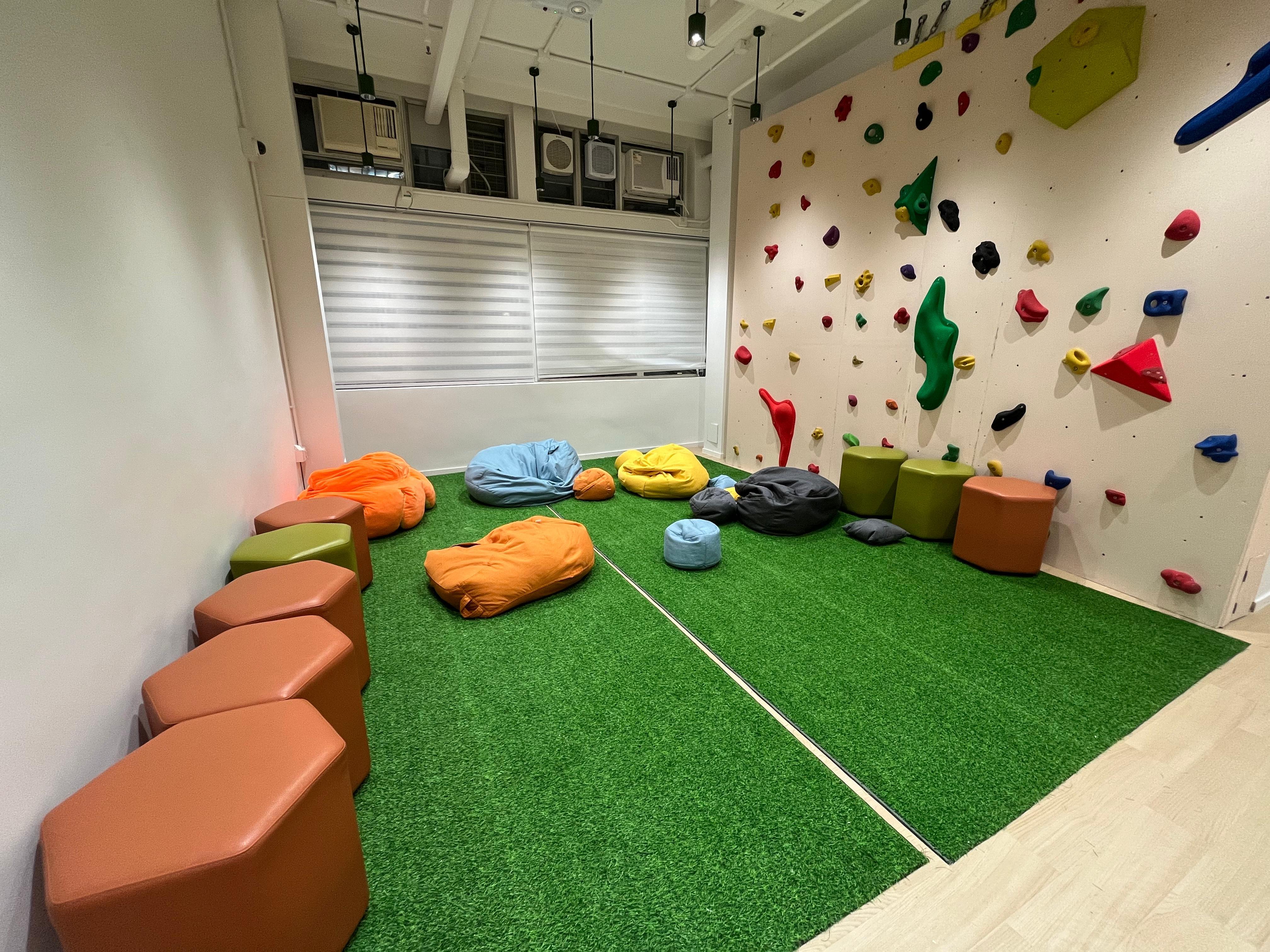 Chill Zone:草地自助Chill空間,配備抱石牆、枱式遊戲機、足球機及飛鏢機,動靜皆宜,輕鬆釋壓!