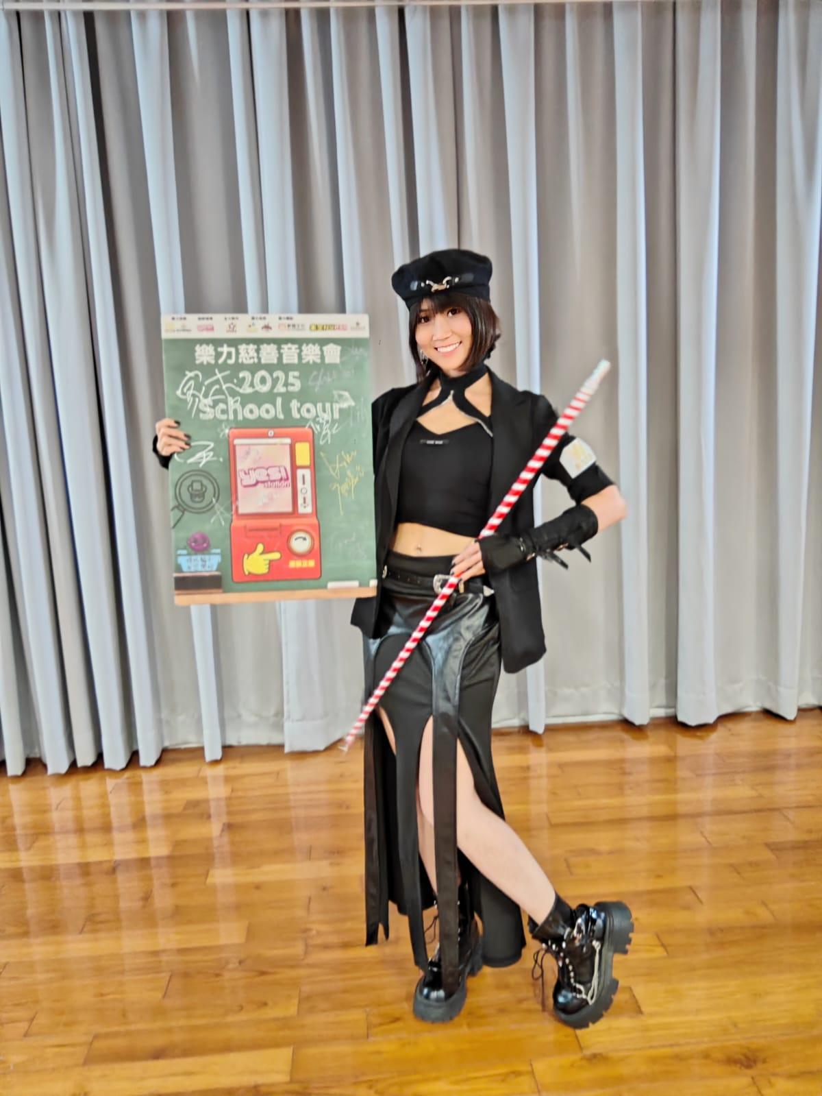 葉小妍又擔任司儀又表演魔術。