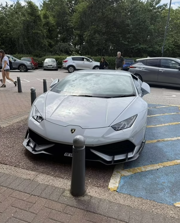 有網民不忿一輛林寶堅尼泊在傷殘車位上,拍照公審。(互聯網)