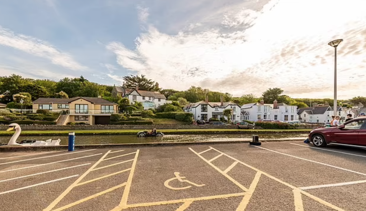 涉事的傷殘人士車位。(互聯網)