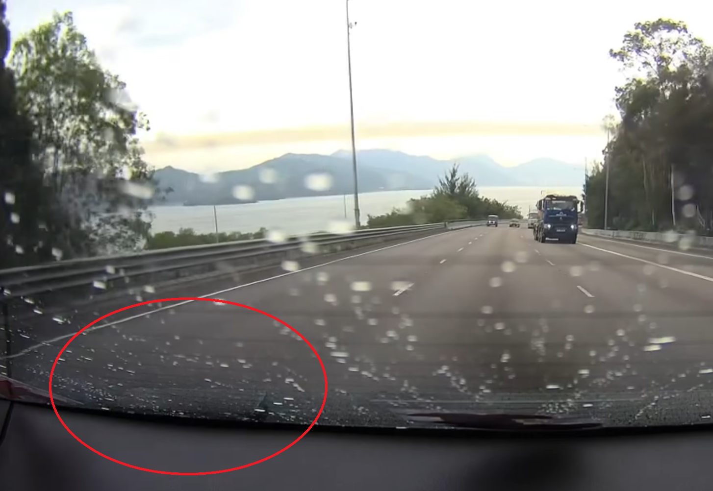 一名港男不慎將iPhone放在私家車尾翼上,隨後駕車由屯門經屯門公路前往葵涌,當抵達時才發現iPhone不知所終,於是用另一部手機致電尋機,才發現iPhone留在尾翼原位,慶幸「行晒成條屯公都冇跌…」,並上載車Cam片段作證。(Threads)